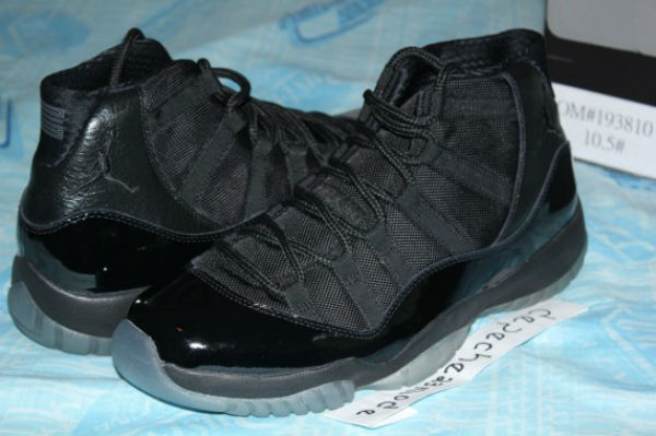 Air Jordan 11 Blackout